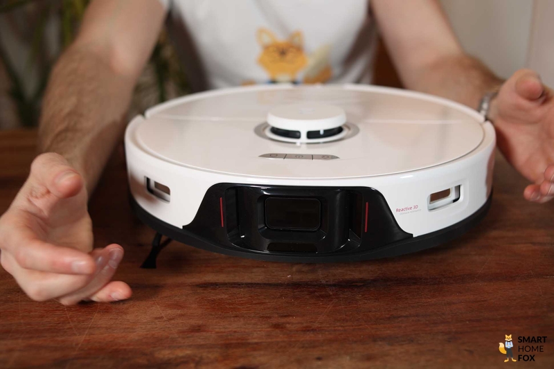 Roborock S8 Pro Ultra виден спереди.